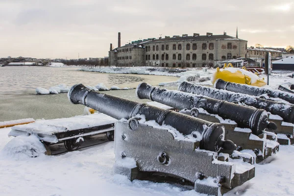 Tallinn 'deki Flight Harbor Müzesi' nin iskelesindeki tarihi silahlar. Estonya