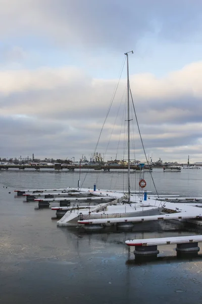 Yate Vela Congelado Mar Cerca Muelle Tallin Países Bajos —  Fotos de Stock