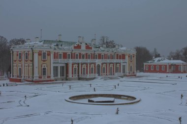 Tallinn 'de kar yağışı. Kış mevsiminde güzel barok Kadriorg Sarayı manzarası. Estonya