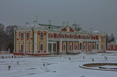 Tallinn 'de kar yağışı. Kış mevsiminde güzel barok Kadriorg Sarayı manzarası. Estonya