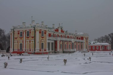 Tallinn 'de kar yağışı. Kış mevsiminde güzel barok Kadriorg Sarayı manzarası. Estonya