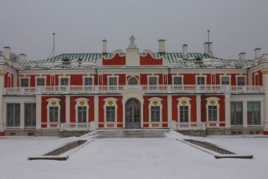 Tallinn 'de kar yağışı. Kış mevsiminde güzel barok Kadriorg Sarayı manzarası. Estonya