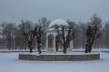 Tallinn 'de kar yağışı. Kışın göletin ortasındaki bir adada güzel bir çardak. Estonya