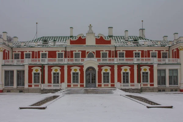 Uma Queda Neve Tallinn Vista Belo Palácio Barroco Kadriorg Temporada — Fotografia de Stock