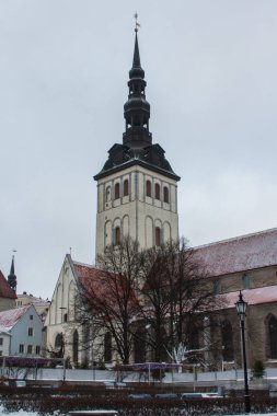 Tallinn Eski Kasabası 'ndaki Aziz Niklas Kilisesi' nin kışın manzarası. Estonya