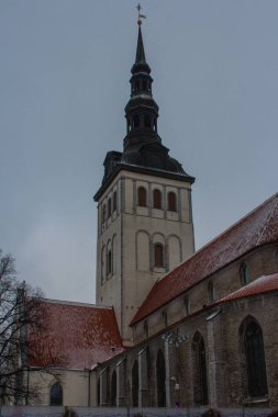 Tallinn Eski Kasabası 'ndaki Aziz Niklas Kilisesi' nin kışın manzarası. Estonya