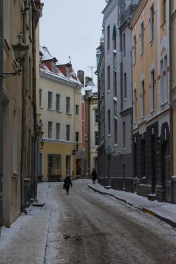 Old Town Tallinn 'de kışın Dar Sokak' ta. Estonya