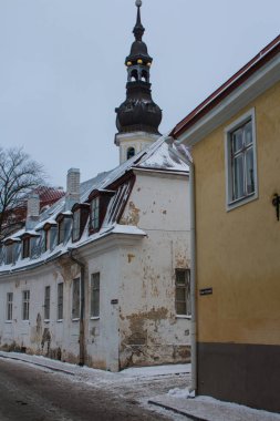 Old Town Tallinn 'de kışın Dar Sokak' ta. Estonya