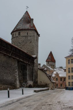 Kışın Old Town 'daki tarihi kule savunma kulesi. Estonya