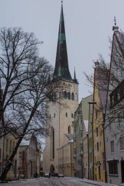 Old Town Tallinn 'de kışın Dar Sokak' ta. Estonya