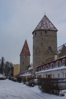 Kışın Tallin 'in Eski Kasabası' nda tarihi savunma kuleleri. Estonya