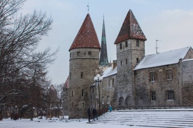 Kışın Tallin 'in Eski Kasabası' nda tarihi savunma kuleleri. Estonya