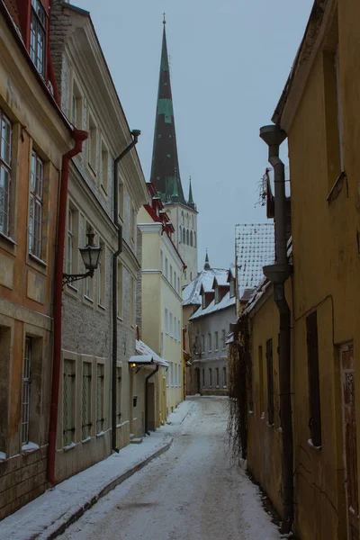 Узкая Улица Старом Городе Таллинна Зимой Эстония — стоковое фото