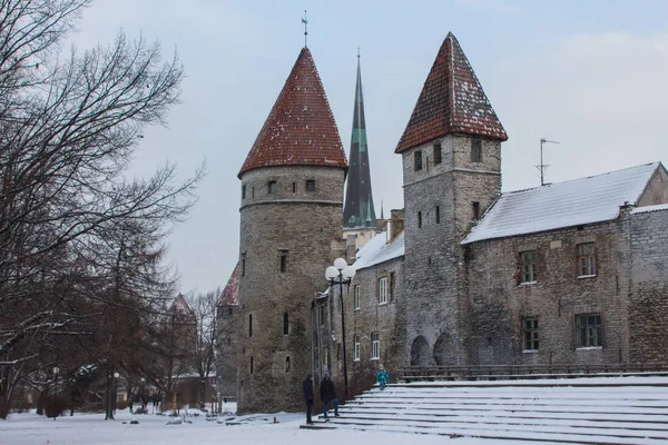 Kışın Tallin 'in Eski Kasabası' nda tarihi savunma kuleleri. Estonya