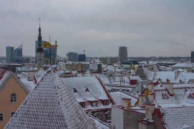 Tarihi Tallinn Kasabası 'nın kışın manzarası. Estonya