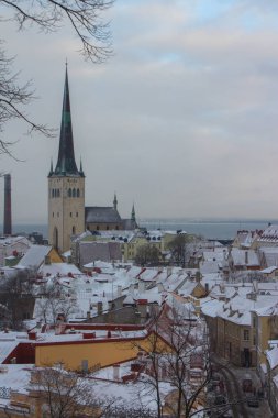 Tarihi Tallinn Kasabası 'nın kışın manzarası. Estonya