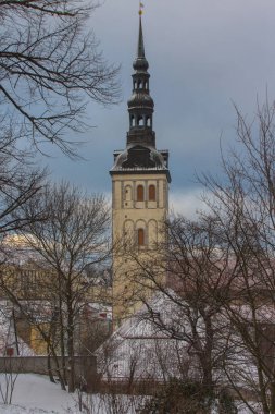 Tallinn Eski Kasabası 'ndaki Aziz Niklas Kilisesi' nin kışın manzarası. Estonya