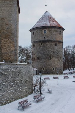 Kışın Old Town 'daki tarihi kule savunma kulesi. Estonya