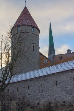 Kışın Old Town 'daki tarihi kule savunma kulesi. Estonya