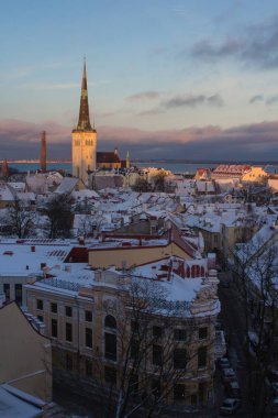 Old Town Tallinn 'in yüksek noktasından bir kış akşamına bakın. Estonya