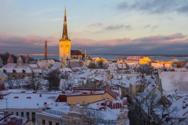 Old Town Tallinn 'in yüksek noktasından bir kış akşamına bakın. Estonya