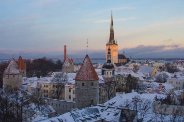 Old Town Tallinn 'in yüksek noktasından bir kış akşamına bakın. Estonya