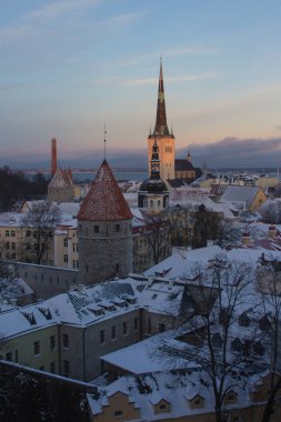 Old Town Tallinn 'in yüksek noktasından bir kış akşamına bakın. Estonya