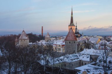 Old Town Tallinn 'in yüksek noktasından bir kış akşamına bakın. Estonya