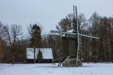 Tallinn Hayvanat Bahçesi 'nde kışın tarihi ahşap yel değirmeni. Estonya