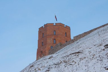Gediminas 'ın tarihi kulesi kışın Vilnius' un Eski Kasabası 'ndaki bir tepede. Litvanya