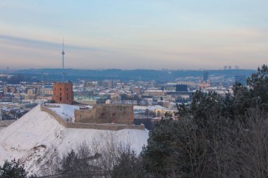 Vilnius 'taki Gediminas Kulesi ve tepesinden kışın manzarayı izleyin. Litvanya