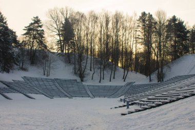 Kışın Vilnius 'ta bir parkta açık hava konser salonu. Litvanya