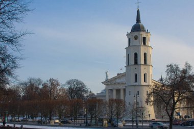 St. Stanislaus Katedral Bazilikası 'nın çan kulesi ve kışın Vilnius St. Ladislaus. Litvanya