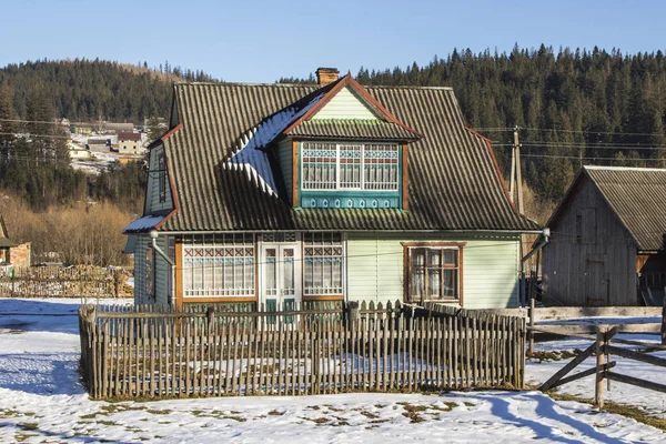 Casa Rural Madeira Moderna Uma Típica Aldeia Dos Cárpatos Inverno — Fotografia de Stock