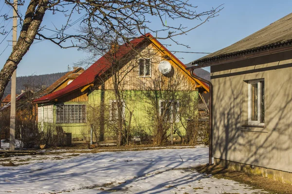 Современный Деревянный Сельский Дом Типичной Карпатской Деревне Зимой Украина — стоковое фото