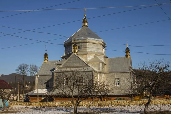 Historyczny Drewniany Kościół Świętej Trójcy Karpackiej Wiosce Mykulychyn Zimie Ukraina — Zdjęcie stockowe