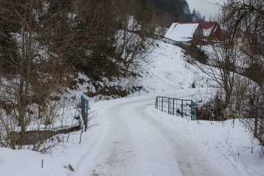 Kışın Karpatlar 'ın Yaremche köyündeki bir derenin üzerindeki köprü. Ukrayna