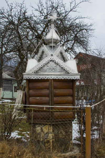 Bem Com Telhado Pitoresco Aldeia Dos Cárpatos Yaremche Inverno Ucrânia — Fotografia de Stock