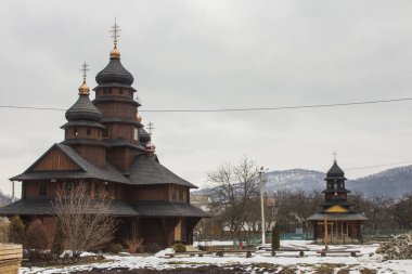 Kışın Karpatlar 'ın Yaremche köyündeki Kutsal Peygamber Elijah Manastırı' nın eski ahşap binası. Ukrayna