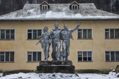 Karpatya 'nın Yaremche köyündeki sanatoryumlardan birinin bölgesindeki antik Sovyet heykeli. Ukrayna