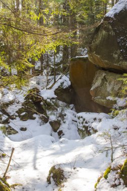 Kışın Yaremche köyü yakınlarındaki yürüyüş parkurunda resim gibi uçurumlar. Ukrayna