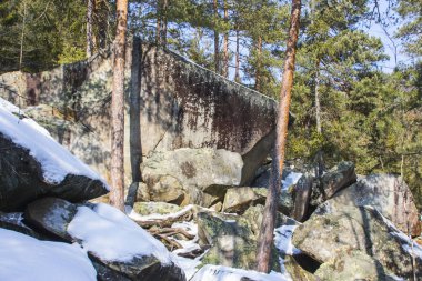 Kışın Yaremche köyü yakınlarındaki yürüyüş parkurunda resim gibi uçurumlar. Ukrayna