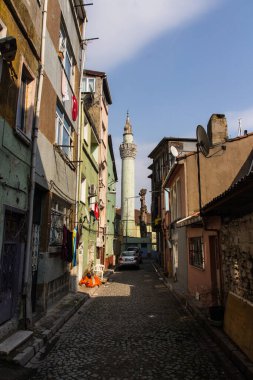 İstanbul 'un tarihi bölgesinde dar bir sokak. Antik Akbiyik Camii 'nin minaresinin manzarası. Türkiye