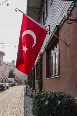 İstanbul caddesinde Türk bayrağı