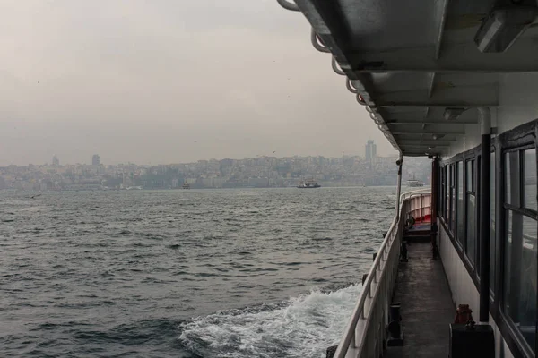 Вид Стамбул Палубы Пассажирского Парома Облачную Погоду Турция — стоковое фото