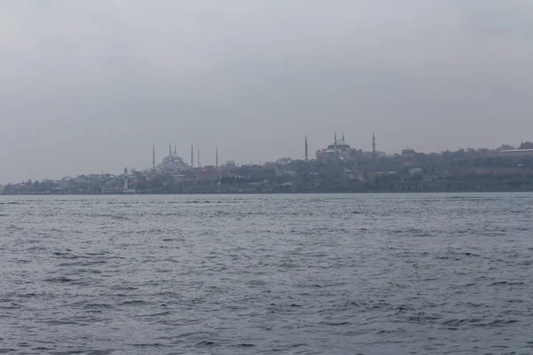 Vista Estambul Desde Estrecho Del Bósforo Con Clima Nublado Turquía —  Fotos de Stock