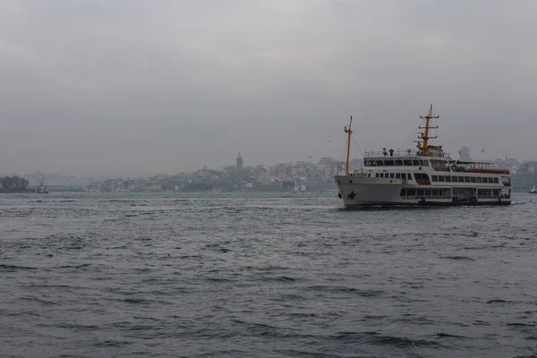 Egy Utasszállító Komp Bosphorusszal Isztambulban Törökország — Stock Fotó