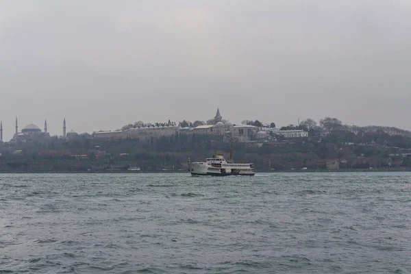 Vista Estambul Desde Estrecho Del Bósforo Con Clima Nublado Turquía —  Fotos de Stock