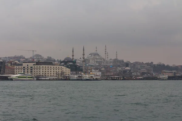 Uitzicht Istanbul Vanaf Bosporus Straat Bij Bewolkt Weer Turkije — Stockfoto