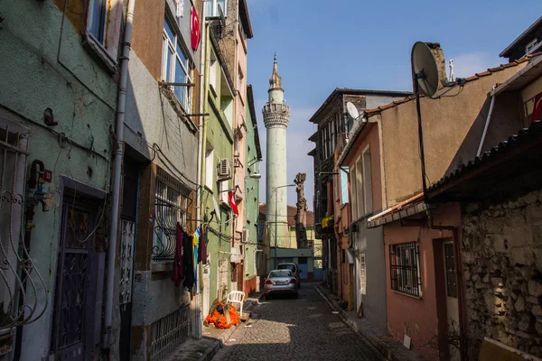 Rue Étroite Dans Quartier Historique Istanbul Vue Sur Minaret Ancienne — Photo